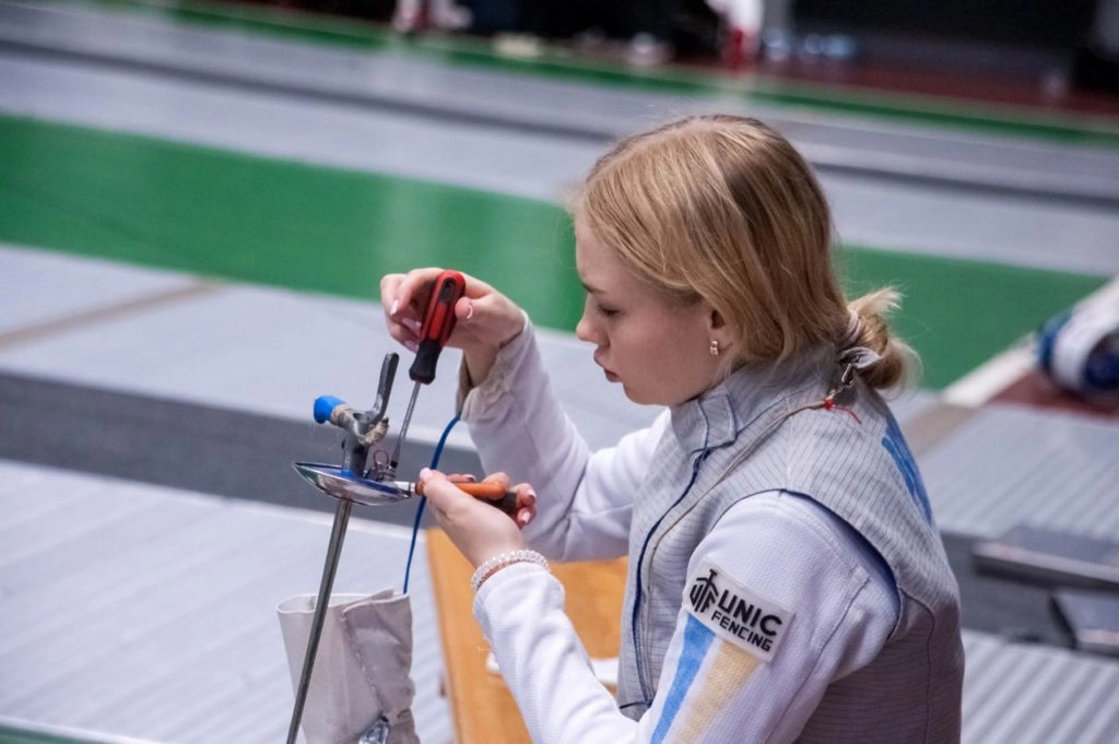 Шпажистка готується до чемпіонату світу з фехтування 2025 у Тбілісі, налаштовуючи обладнання
