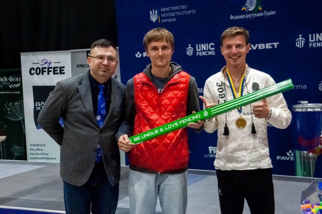 Роман Свічкар святкує перемогу на чемпіонаті Європи 2025 у Генуї з командою фехтувальників
