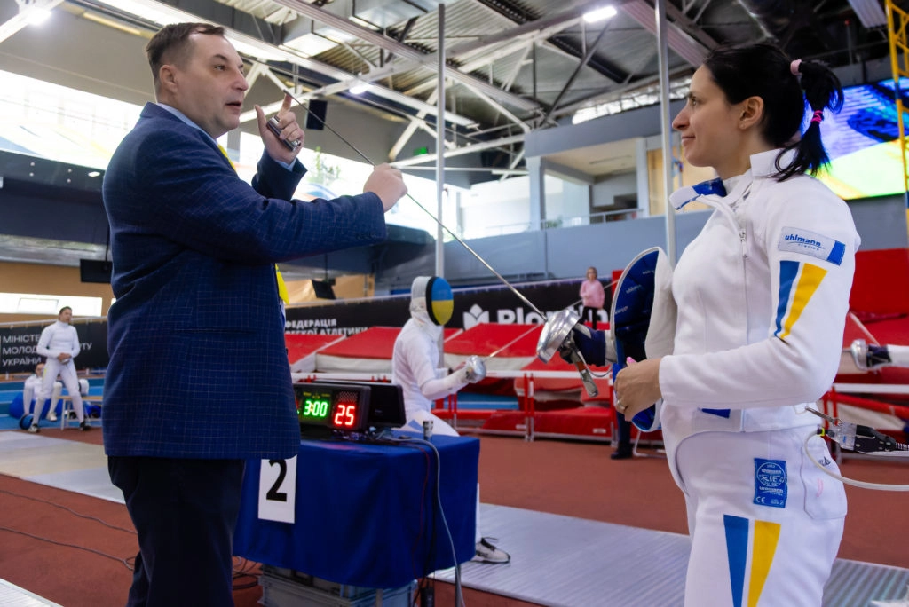 Тренер Наталія Конрад дає вказівки шпажистці Владі Харьковій на чемпіонаті світу в Тбілісі 2025