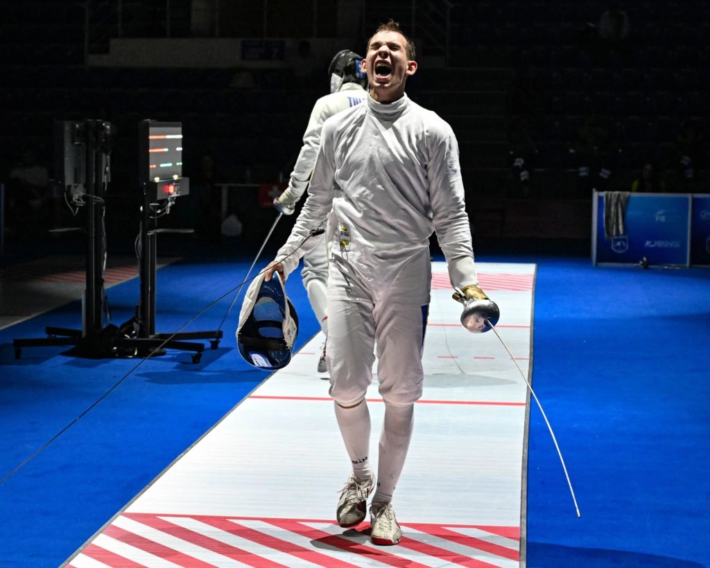 Шпажист Нікіта Кошман святкує бронзу на чемпіонаті світу з фехтування у Тбілісі 2025
