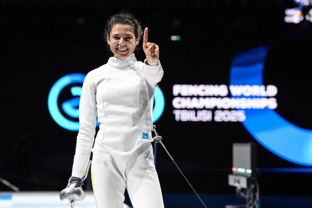 Влада Харькова святкує перемогу на чемпіонаті світу з фехтування у Тбілісі 2025