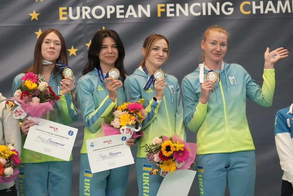 Українські шпажистки святкують перемогу на чемпіонаті Європи 2025 у Генуї, тримаючи медалі та квіти