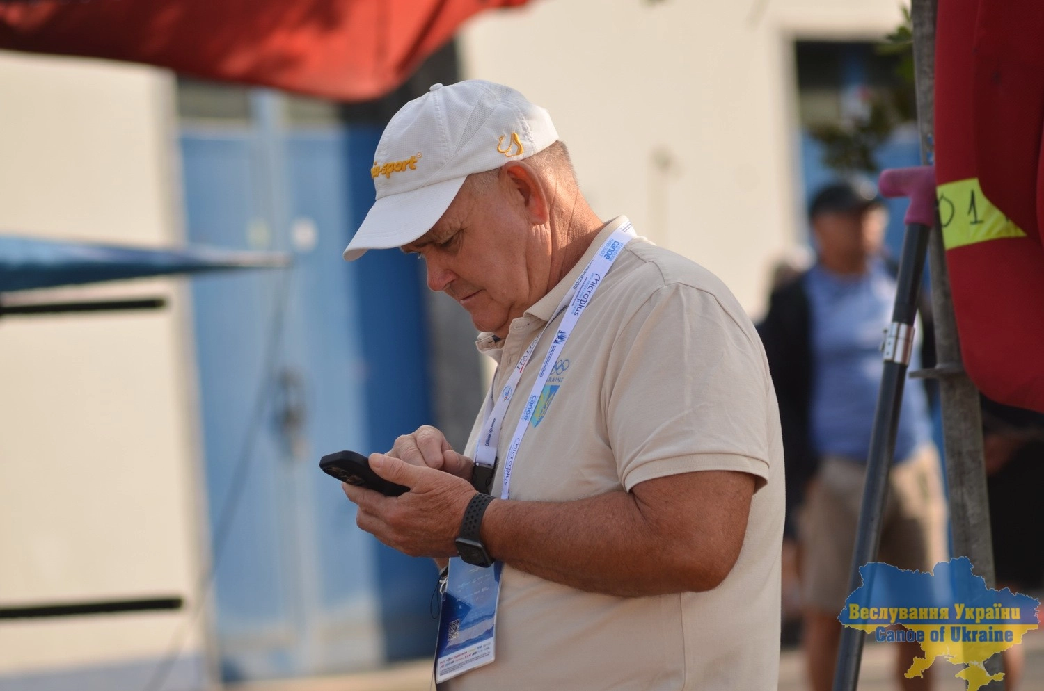 Старший тренер збірної України Олександр Сімонов перевіряє телефон на спортивному заході
