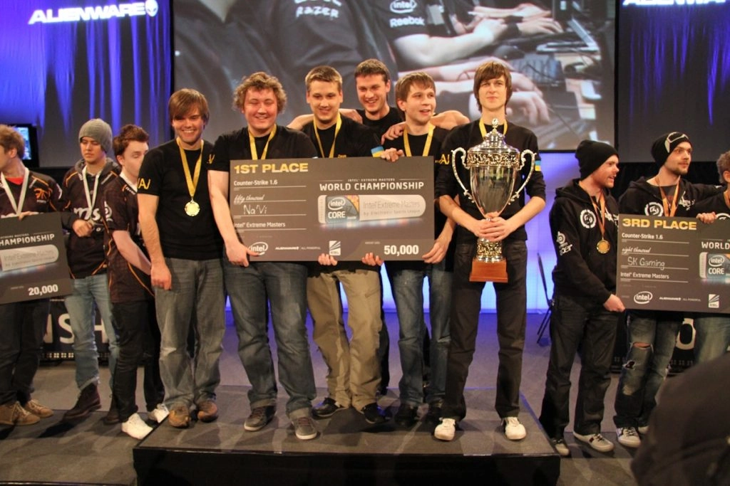 Команда NAVI святкує перемогу на Intel Extreme Masters у Counter-Strike 1.6 з Єгором “markeloff” Маркеловим