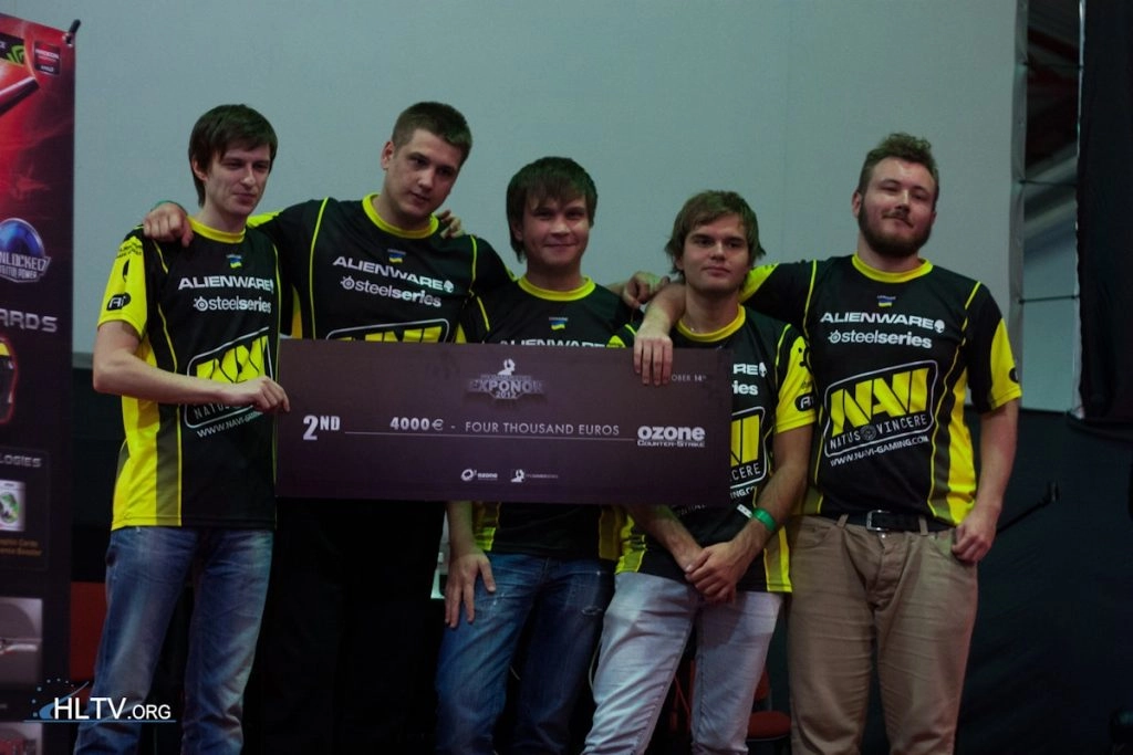 Гравці NAVI святкують друге місце на турнірі з Counter-Strike 1.6, HLTV відзначає markeloff