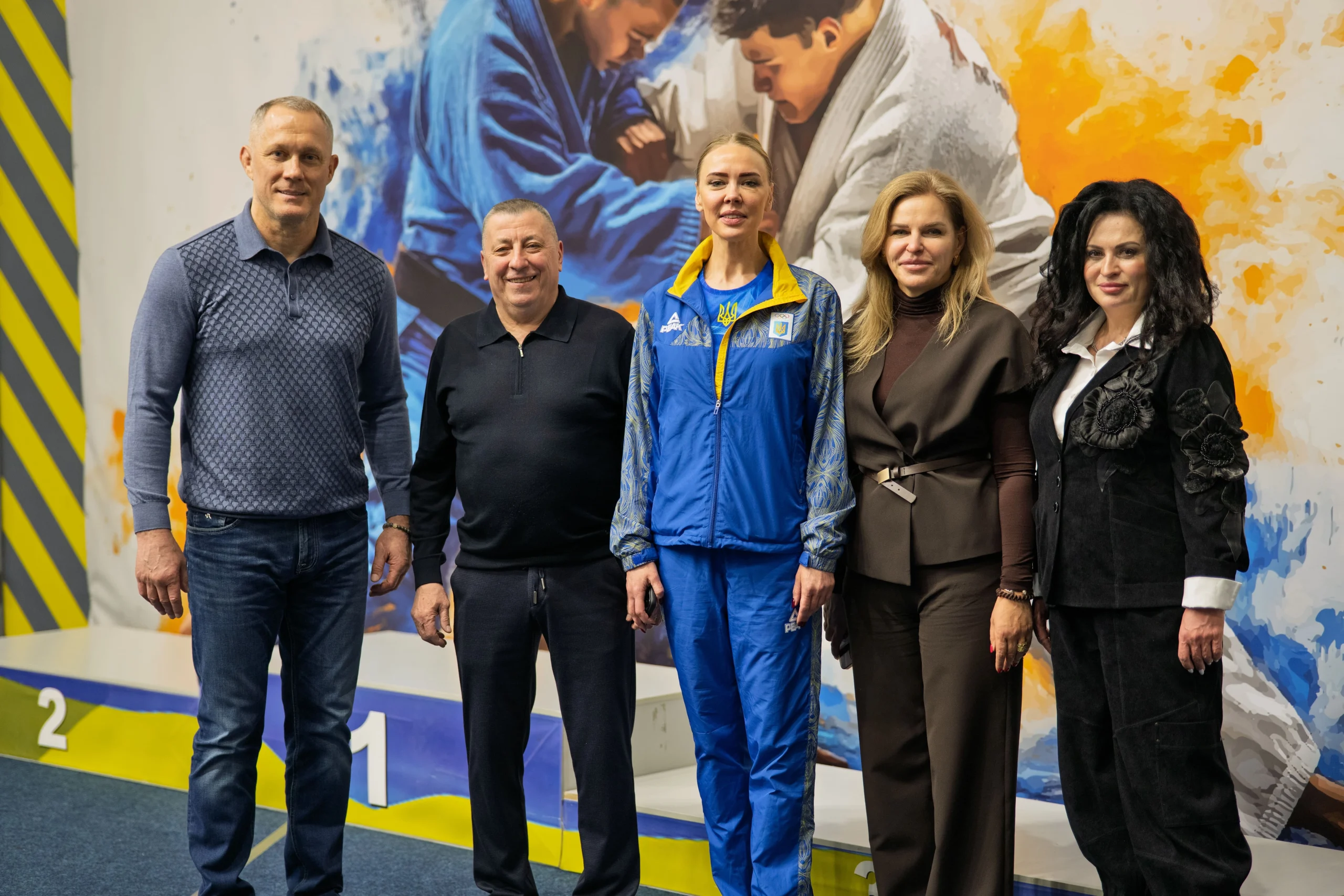 Учасники та організатори турніру з дзюдо в Дніпрі на фоні яскравого банера