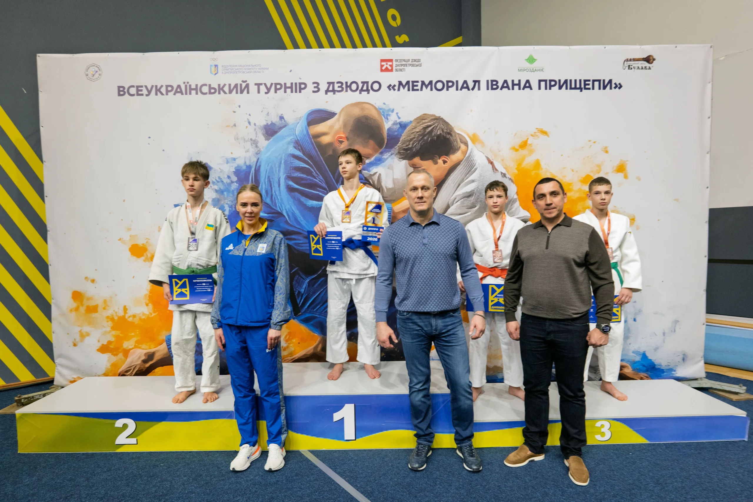 Спортсмени на п'єдесталі пошани після змагань з дзюдо на турнірі «Меморіал Івана Прищепи» в Дніпрі