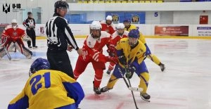 Юнацька збірна України з хокею проти Польщі в контрольному матчі перед чемпіонатом світу в Дивізіоні 1А