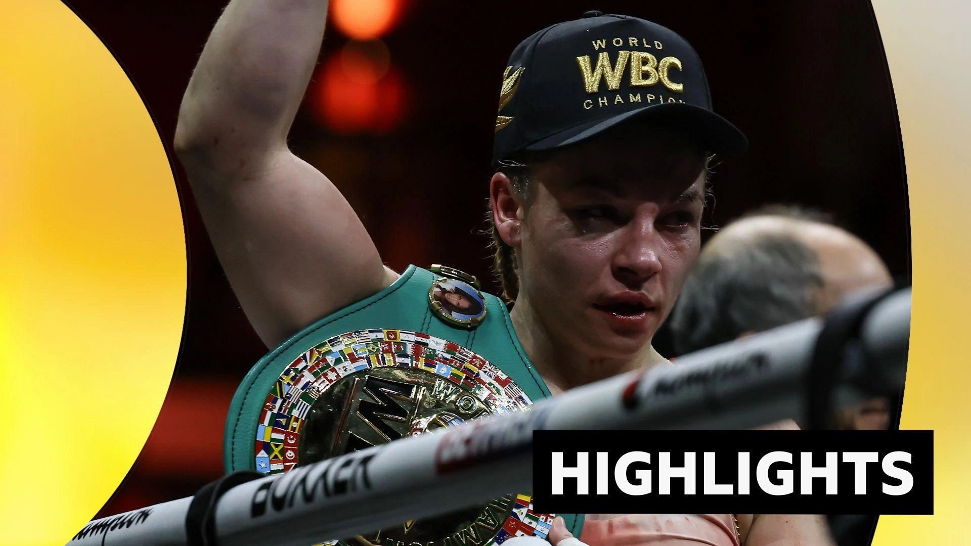 Боксерка з поясом чемпіонки WBC під час змагань на рингу, підсвічена жовтим світлом