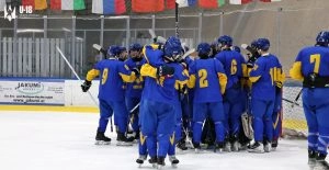 Юнацька збірна України з хокею в синьо-жовтій формі обговорює стратегію на льодовій арені