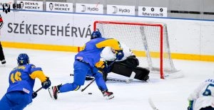 Гравці юнацької збірної України атакують ворота Словенії на чемпіонаті світу в дивізіоні 1A
