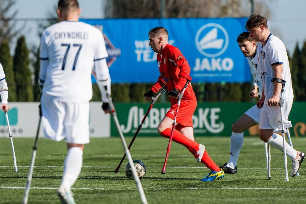 Гравці на милицях змагаються на полі під час чемпіонату України з ампфутболу-2026