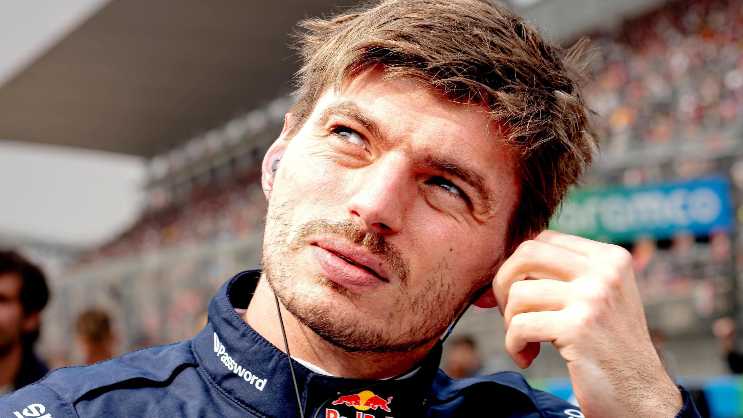 Гонщик Формули 1 на трасі під час змагань, зосереджений на підготовці до старту сезону 2026 року
