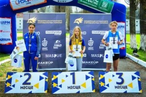 Призерки U11 дівчата: Коломеєць Аліна, Якимець Валерія, Фішер Анастасія на подіумі в Києві