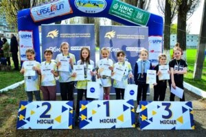 Переможці командного Чемпіонату України з п’ятиборства U9 у Києві з нагородами на подіумі