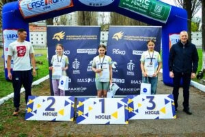 Переможниці U11 дівчата на Чемпіонаті України з п’ятиборства в Києві отримують нагороди