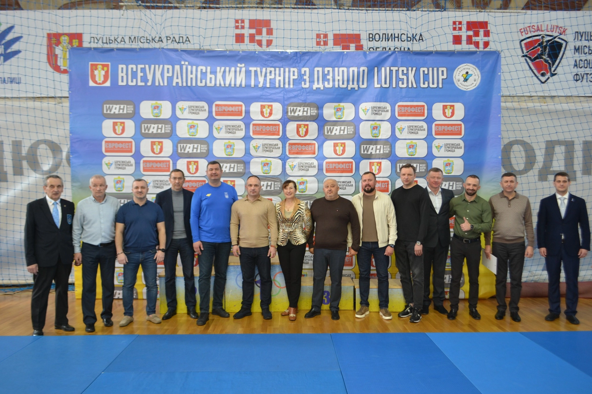 Група людей на урочистій церемонії відкриття турніру з дзюдо LUTSK CUP 2026 у Луцьку