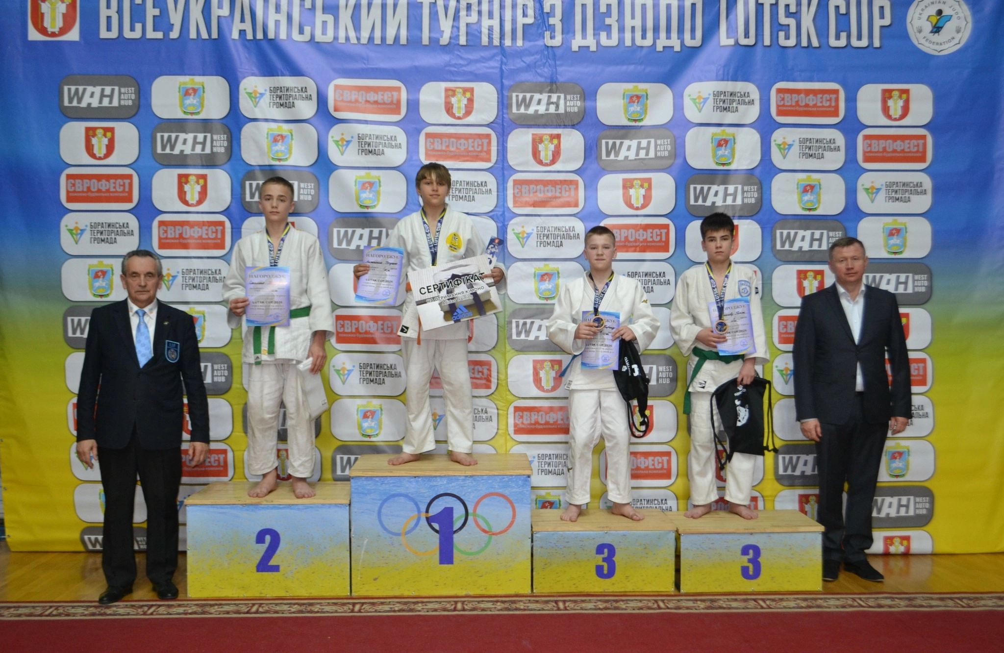 Юні дзюдоїсти на п'єдесталі переможців турніру LUTSK CUP 2026 у Луцьку, отримують нагороди