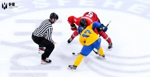 Юнацька збірна України з хокею проти Угорщини на товариському матчі перед чемпіонатом світу