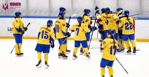 Жіноча збірна України з хокею в жовтих формах на льоду готується до матчу проти Бельгії