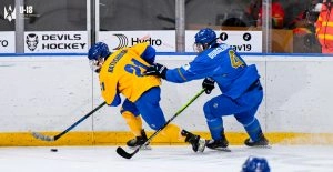 Гравці збірних України та Казахстану борються за шайбу на чемпіонаті світу U18 в Криниці-Здруй