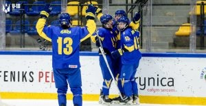 Гравці збірної України святкують перемогу над Польщею 6:3 у хокейному матчі на чемпіонаті U-18