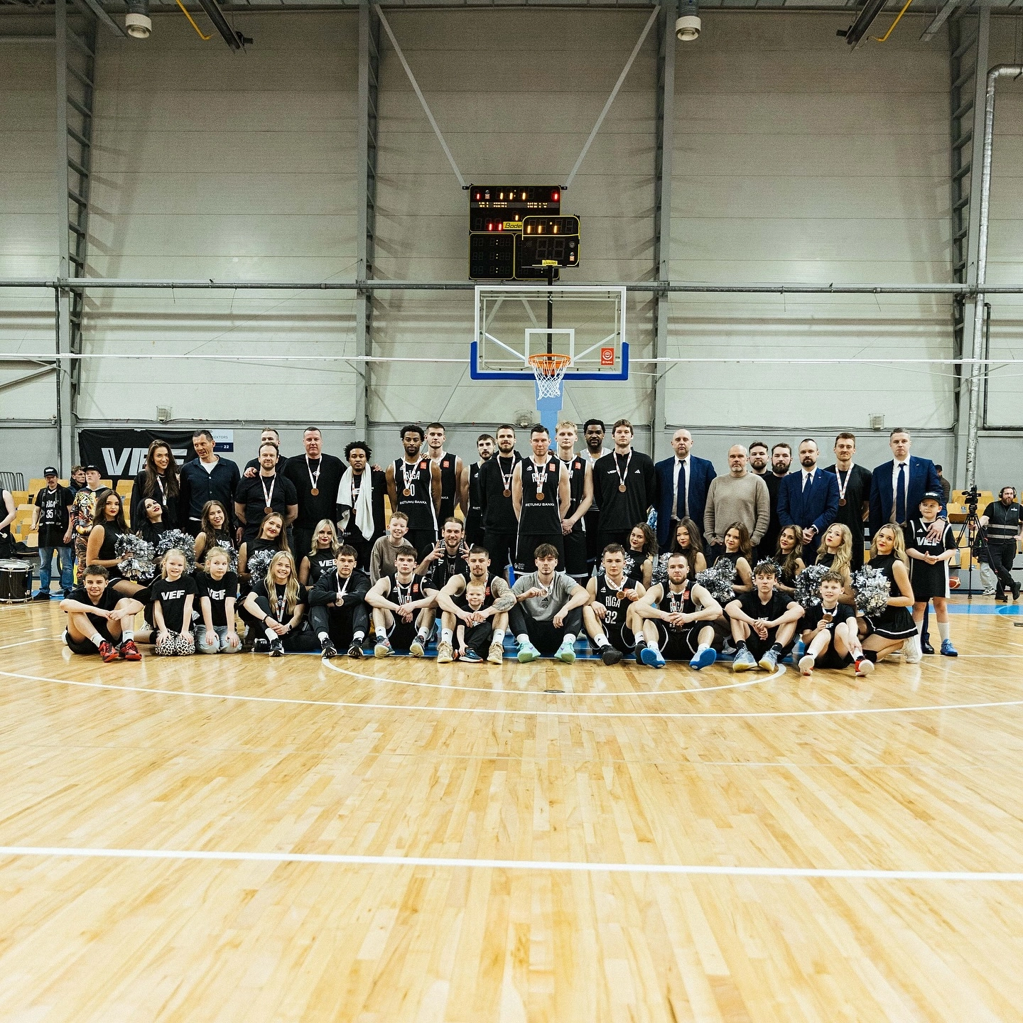 ВЕФ Рига святкує бронзу ЛЕБЛ після перемоги над Кальвом 87:72, Ілля Сидоров зіграв 100-й матч