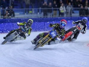 Спортсмени змагаються на Кубку Ролофа Тайса з льодового спідвею в Херенвені, Нідерланди