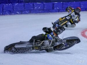Змагання з льодового спідвею на Кубок Ролофа Тайса в Херенвені, падіння під час гонки