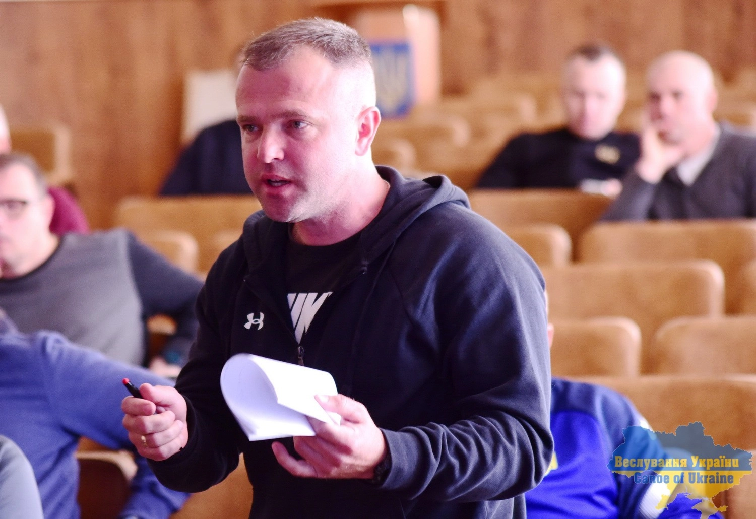 Учасник конференції Федерації каное України в Умані обговорює зміни до статуту ФКУ