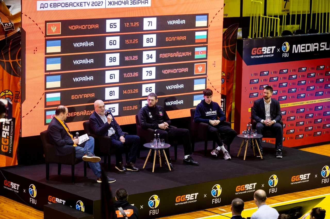 Учасники Media Slam у Києві обговорюють підсумки Суперліги GGBET на сцені з банерами та логотипами