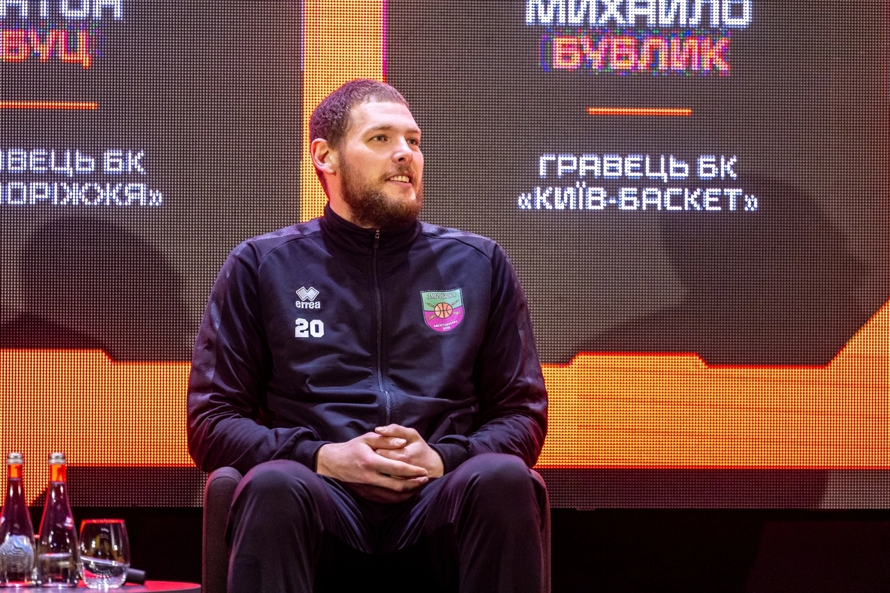 Чоловік у спортивному костюмі сидить на сцені під час медіа-заходу Media Slam у Києві