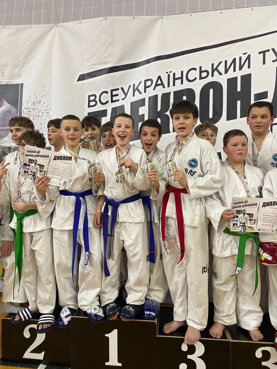 Юні спортсмени на п'єдесталі турніру з Таеквон-До в Івано-Франківську, присвяченого Данилу Демчишину