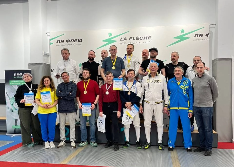 Учасники турніру з фехтування «Masque Cup» на подіумі з медалями та сертифікатами в клубі «Ля Флєш