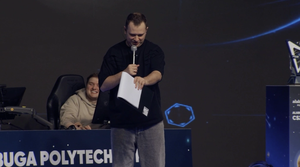 Ведучий LAN-турніру «Алабуга Політех» на сцені під час трансляції на Twitch