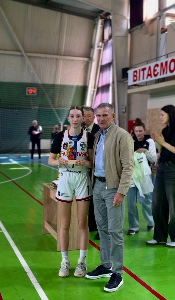 Марія Марків отримує нагороду MVP сезону ВЮБЛ 2023 у складі Франківськ-ОДЮСШ-ДЮСШ №2