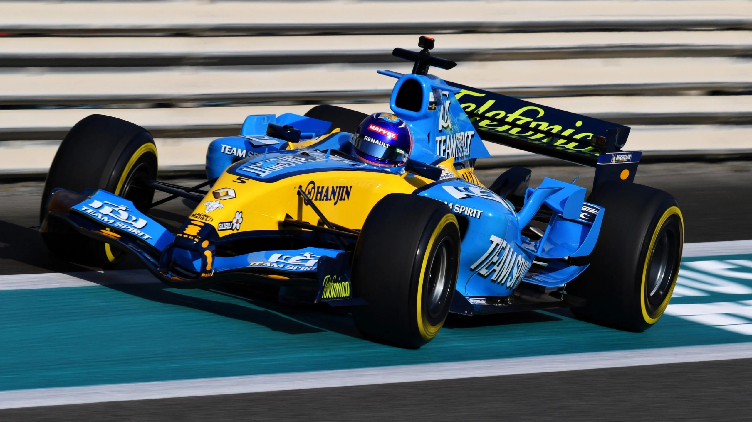 Пілот Renault на Гран-прі Абу-Дабі 2006, болід R26, чемпіонський сезон Фернандо Алонсо