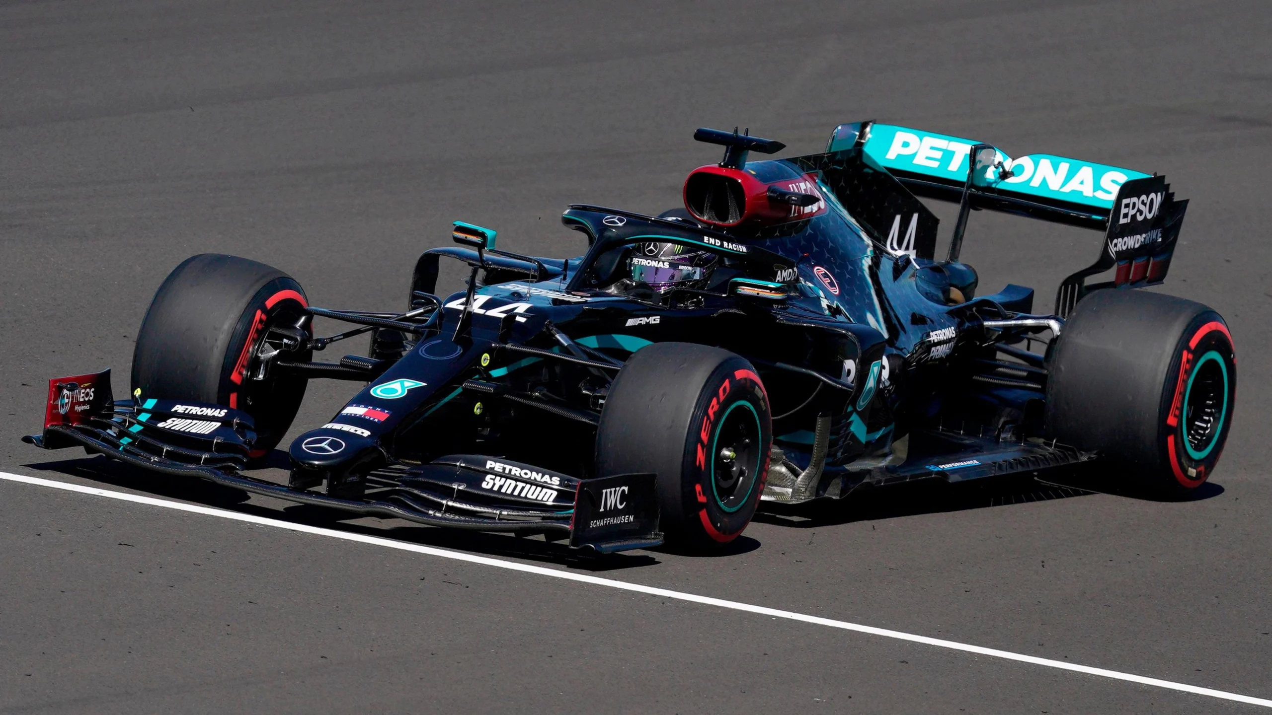 Пілот Mercedes на трасі під час Гран-прі Формули 1, що відзначає історію легендарних болідів