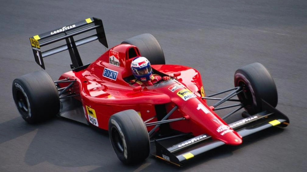 Болід Ferrari на трасі Формули 1, що символізує спадщину легендарних автомобілів у перегонах