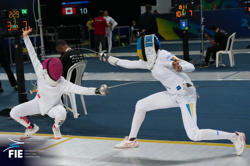 Максим Микитенко в поєдинку проти Джексона Фана на чемпіонаті світу з фехтування в Ріо-де-Жанейро