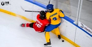 Гравець збірної України в боротьбі з угорським суперником під час матчу в Будапешті