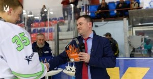 Юрій Кириченко вручає нагороду гравцю команди «Крижинка» після сезону МХЛ 2025/26
