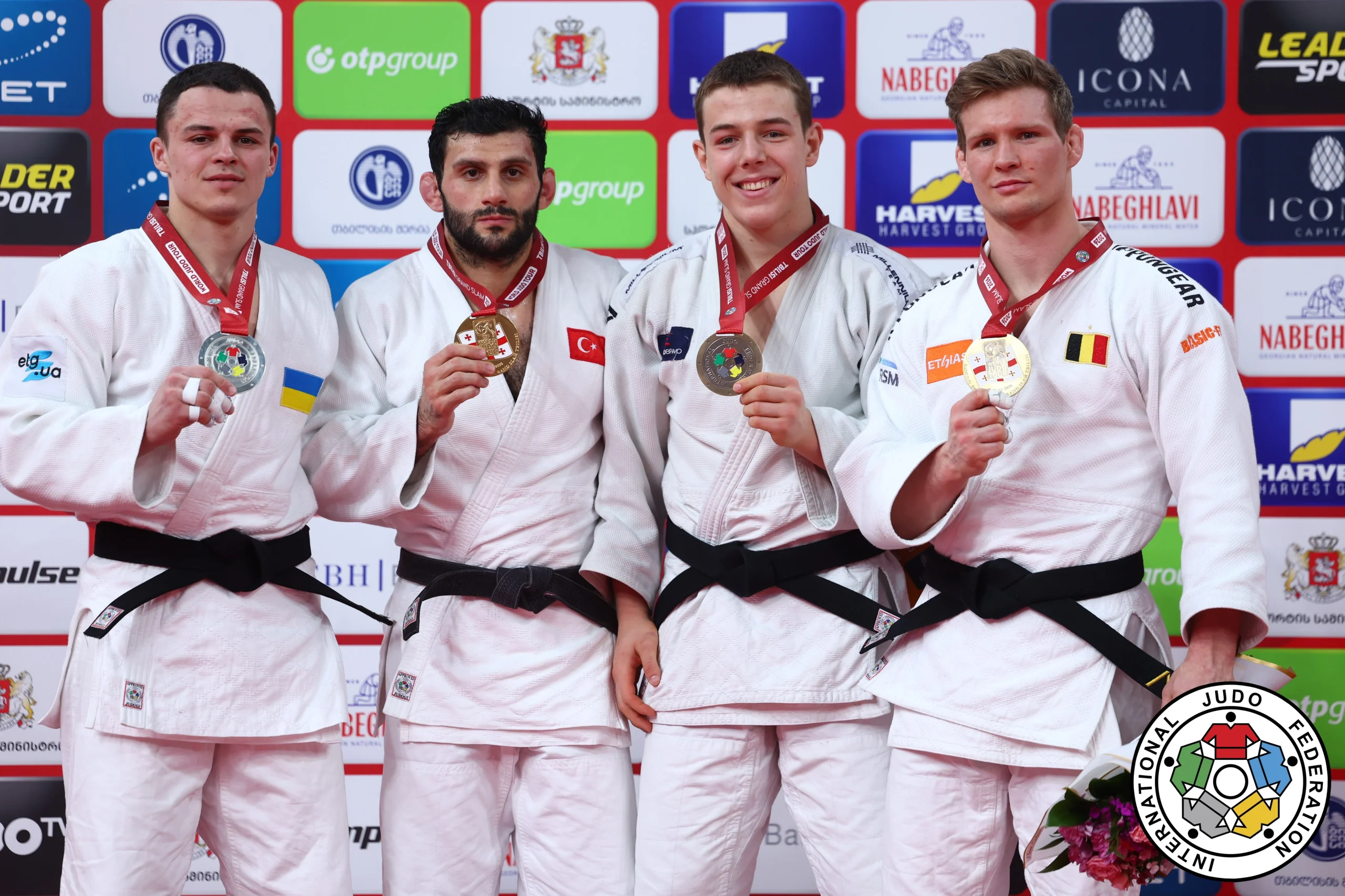 Михайло Свідрак зі срібною медаллю на турнірі Grand Slam у Тбілісі, поруч з іншими призерами