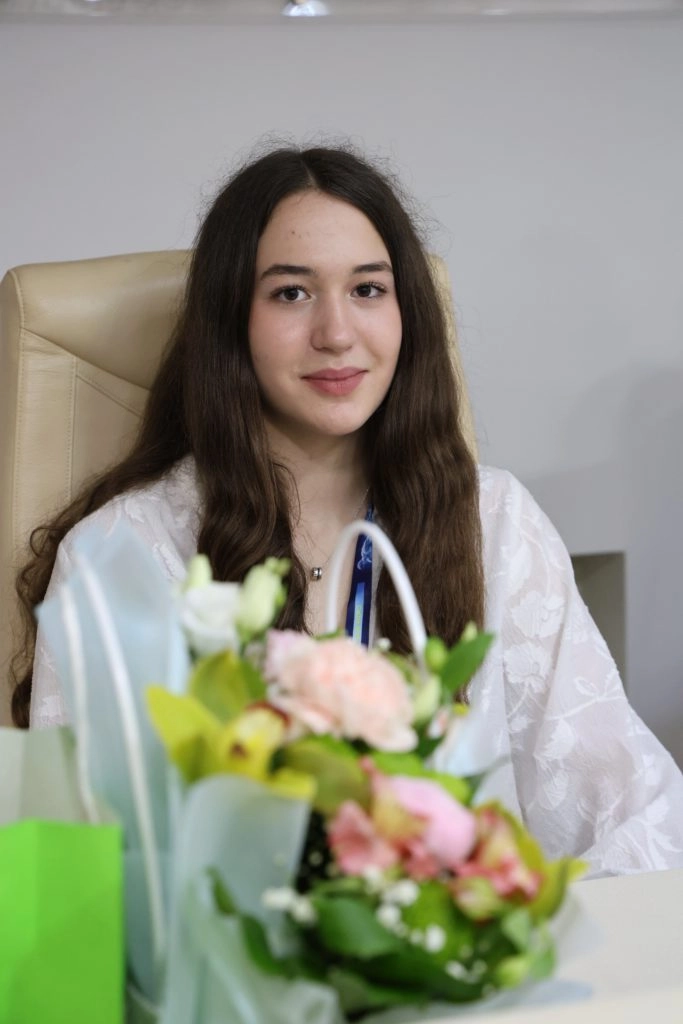 Аліна Дмитрук на церемонії нагородження в Олімпійському домі Києва, отримує звання найкращої спортсменки квітня