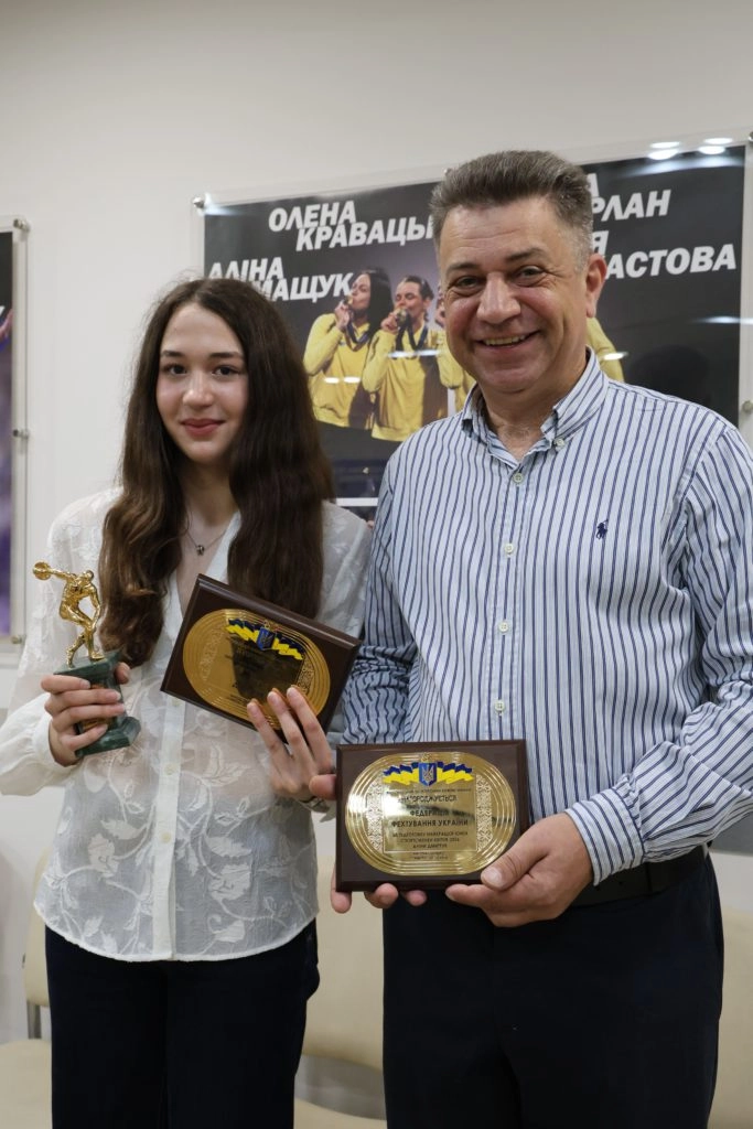 Аліна Дмитрук отримує нагороду як найкраща юна спортсменка квітня від НОК України у Києві
