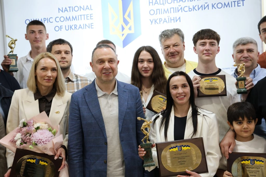 Аліна Дмитрук отримує нагороду від НОК України за успіхи на чемпіонаті світу у Ріо-де-Жанейро