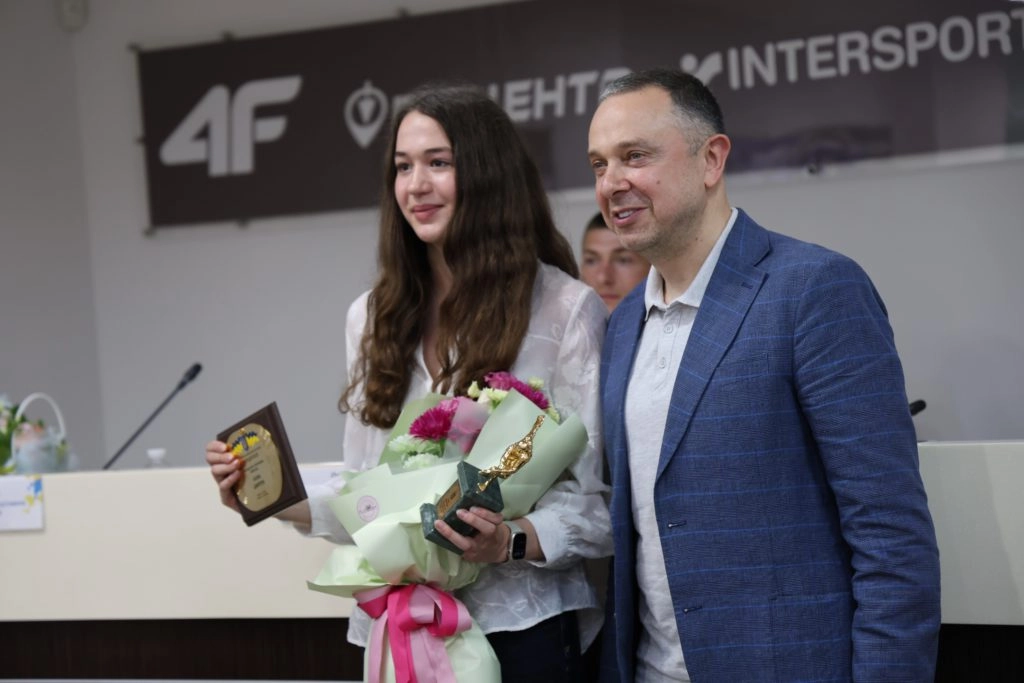 Аліна Дмитрук отримує нагороду від Вадима Гутцайта на церемонії НОК України в Києві