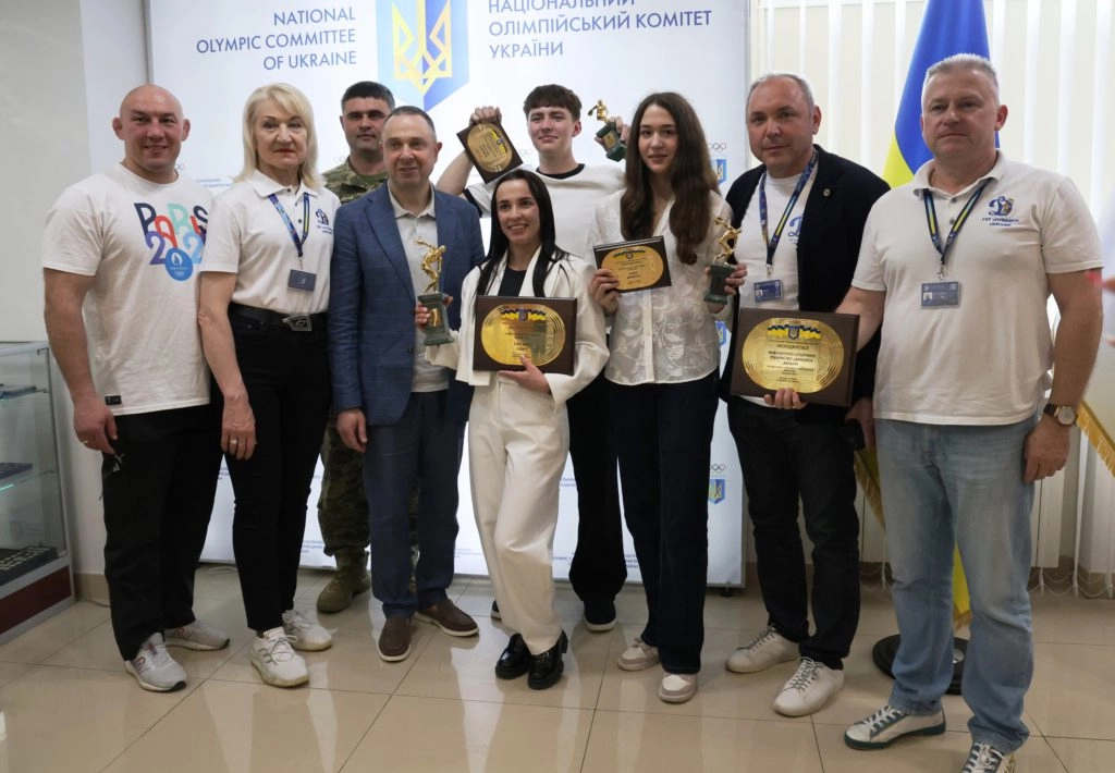 Аліна Дмитрук отримує нагороду найкращої юної спортсменки квітня від НОК України у Києві