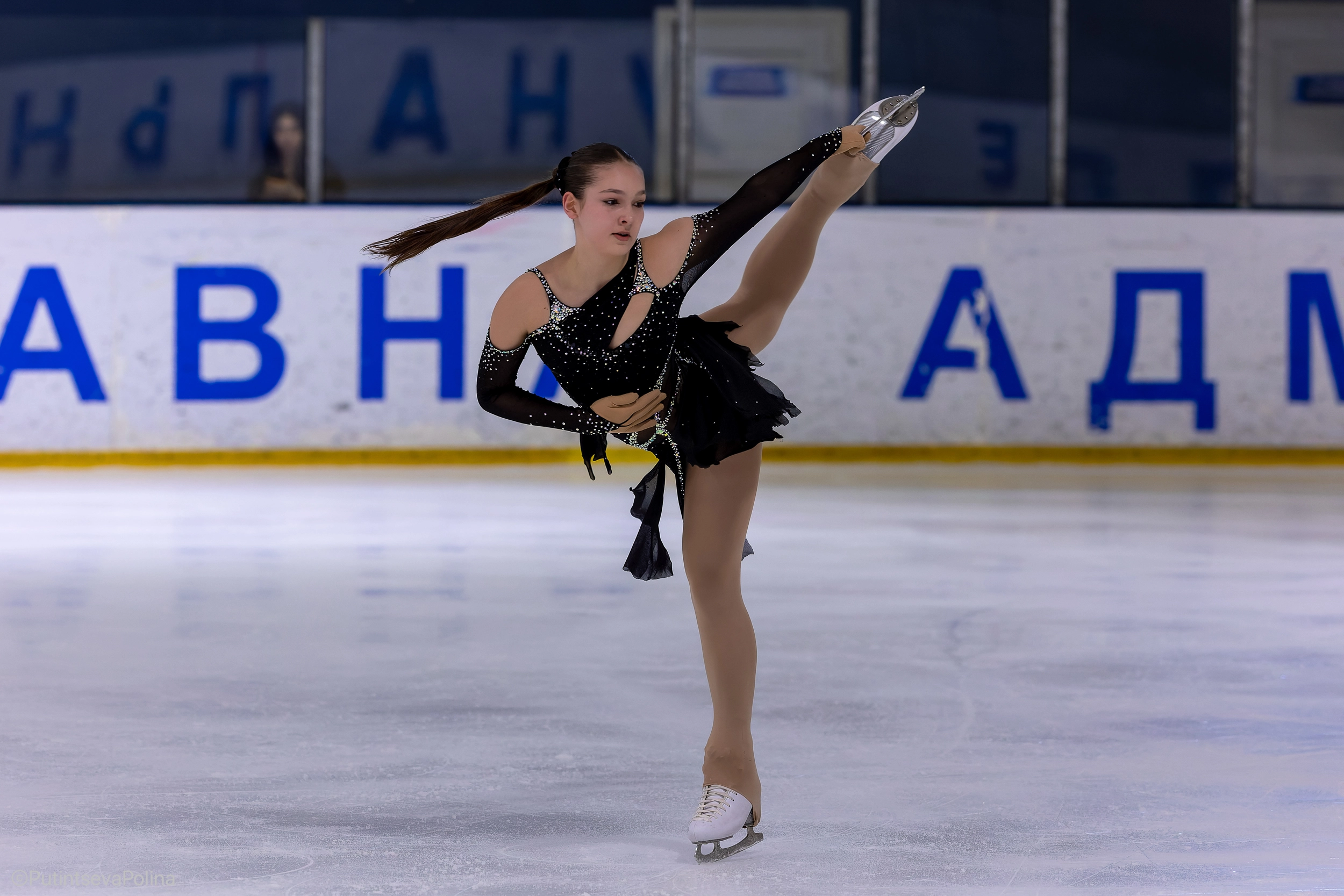 Фігуристка з клубу «Skating Skills» виконує елемент на чемпіонаті Києва з фігурного катання