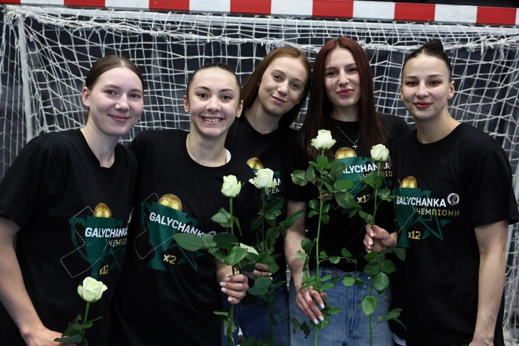 Львівська "Галичанка" святкує перемогу в жіночій гандбольній Суперлізі 2025/2026 з білими трояндами